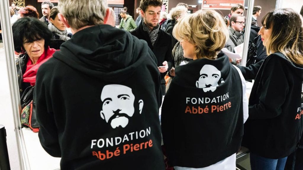 Aide des membres de la Fondation Abbé Pierre